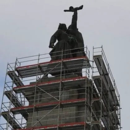 Изчезнаха части от нарязания Паметник на съветската армия