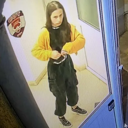 Нагла кражба в София: Млада жена задигна велосипед на дете СНИМКИ