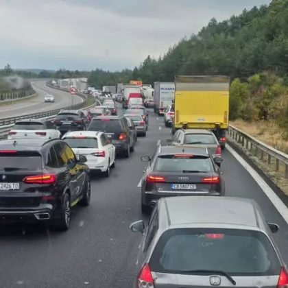 Сериозни задръствания по автомагистрала Тракия и днес Водачи сигнализират че