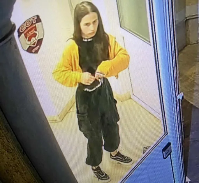 Нагла кражба в София: Млада жена задигна велосипед на дете СНИМКИ