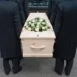 „Жив съм": Мъж прекъсна собственото си погребение, стряскайки присъстващите
