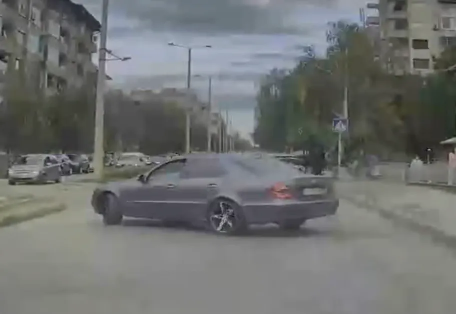 Мъж засне опасна маневра: Явно на "спорт" режим му се замъглява километража ВИДЕО