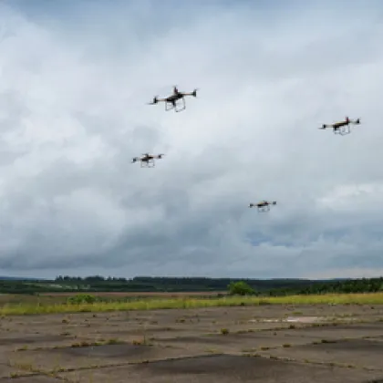 Неидентифицирани дронове бяха забелязани снощи над най голямата военна база на