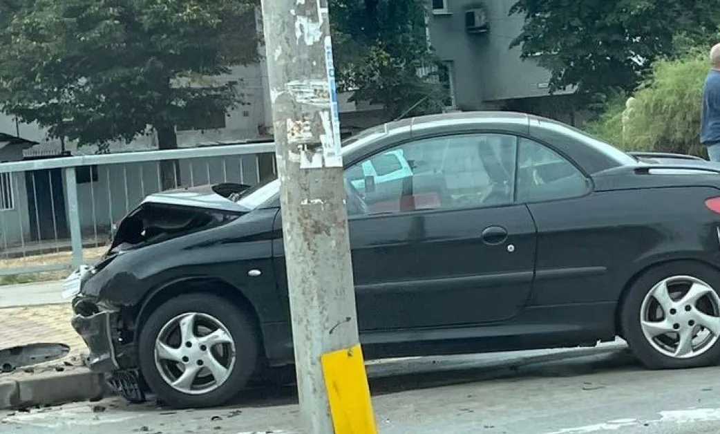 Две коли се удариха на светофар в София СНИМКИ