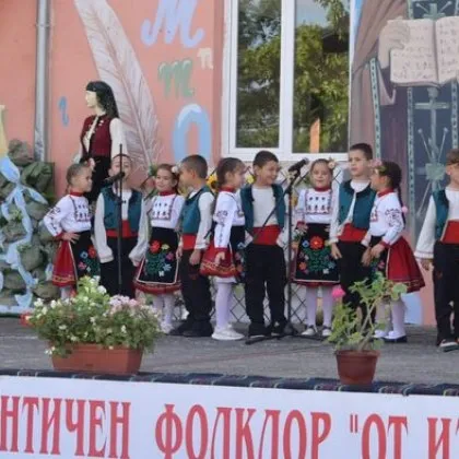 Над 300 певци и танцьори взеха участие в националния събор за автентичен фолклор „От извора" в Труд