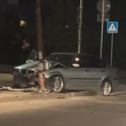 Среднощно меле в София! БМВ се вряза в стълб ВИДЕО