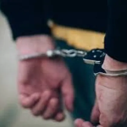 Задържаха полицаи заради чадър над дилър
