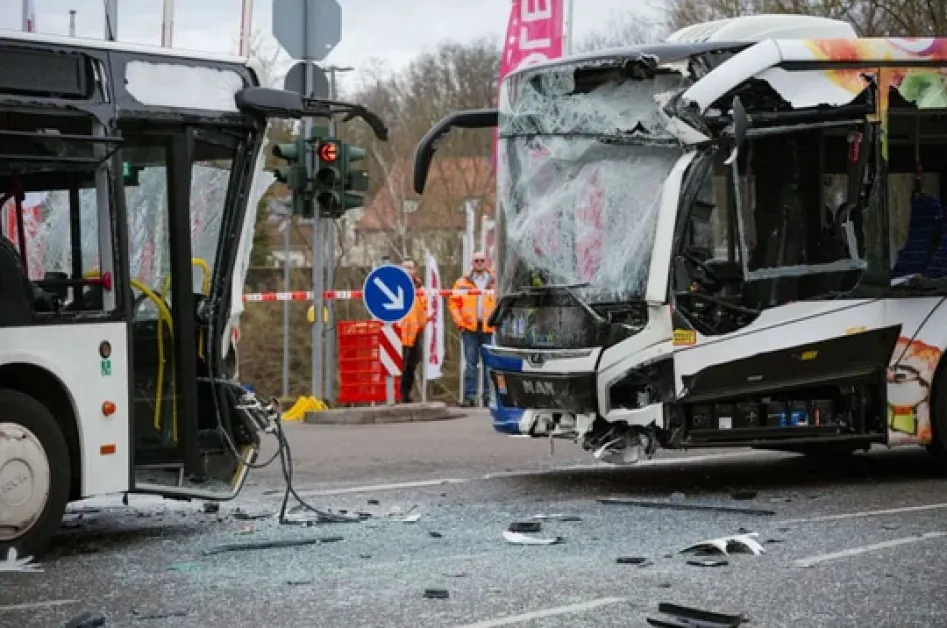 Два автобуса се блъснаха в Хамбург, 20 души пострадаха