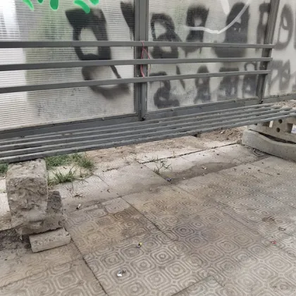 Бетонни блокчета крепят пейка на спирка в Пловдив СНИМКИ