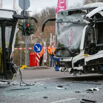 Два автобуса се блъснаха в Хамбург, 20 души пострадаха