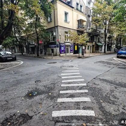 Крива пешеходна пътека по диагонал осъмна в центъра на София СНИМКА