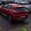 Кола зае две паркоместа, призоваха шофьора вече да паркира в поляната СНИМКИ