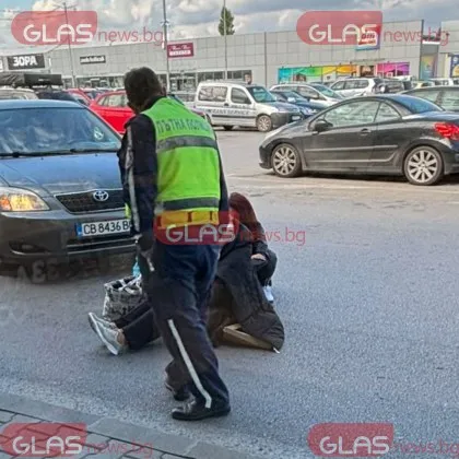 Блъснаха възрастна двойка на паркинг край София, дойде линейка СНИМКИ