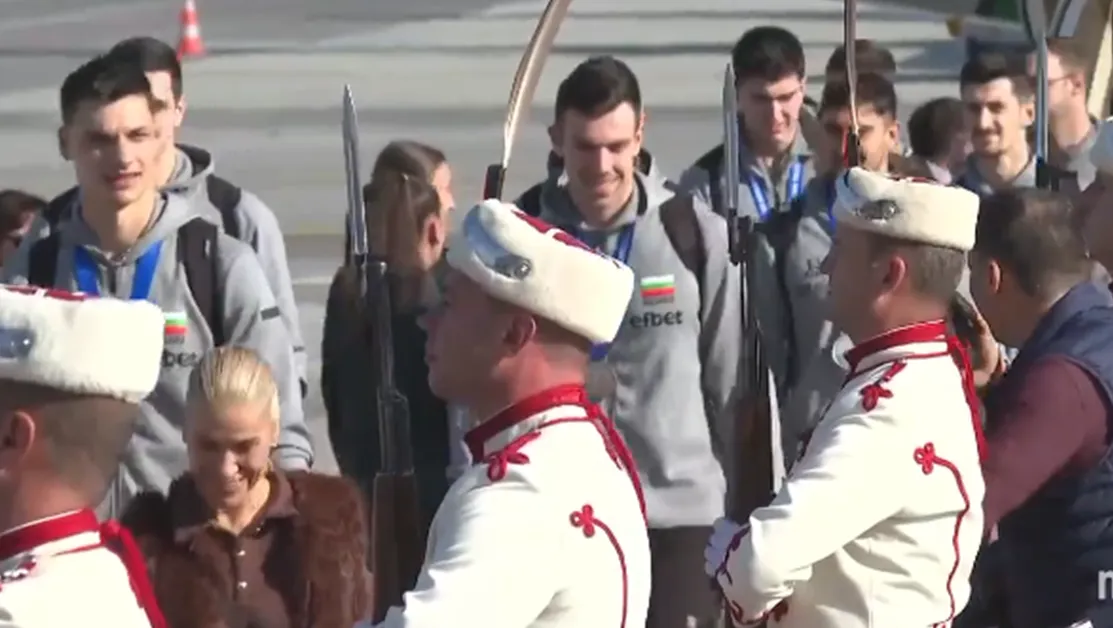 Националите ни по волейбол се завърнаха у дома ВИДЕО