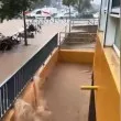Наводнения връхлетяха Испания! Издирват хора, евакуираха училище ВИДЕО
