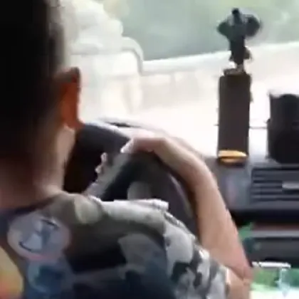 Опасно „забавление": Заснеха дете да кара кола ВИДЕО