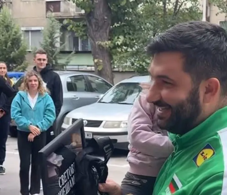 Емоционално посрещане за един от скритите герои на волейбола в България ВИДЕО