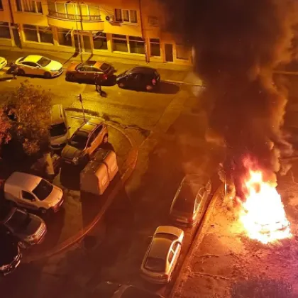 Пикап избухна в пламъци в София СНИМКА