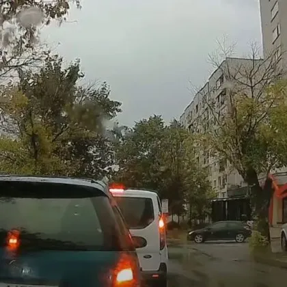 Задръстване ли? Водач с Лада погази правилата, пое по тротоара ВИДЕО