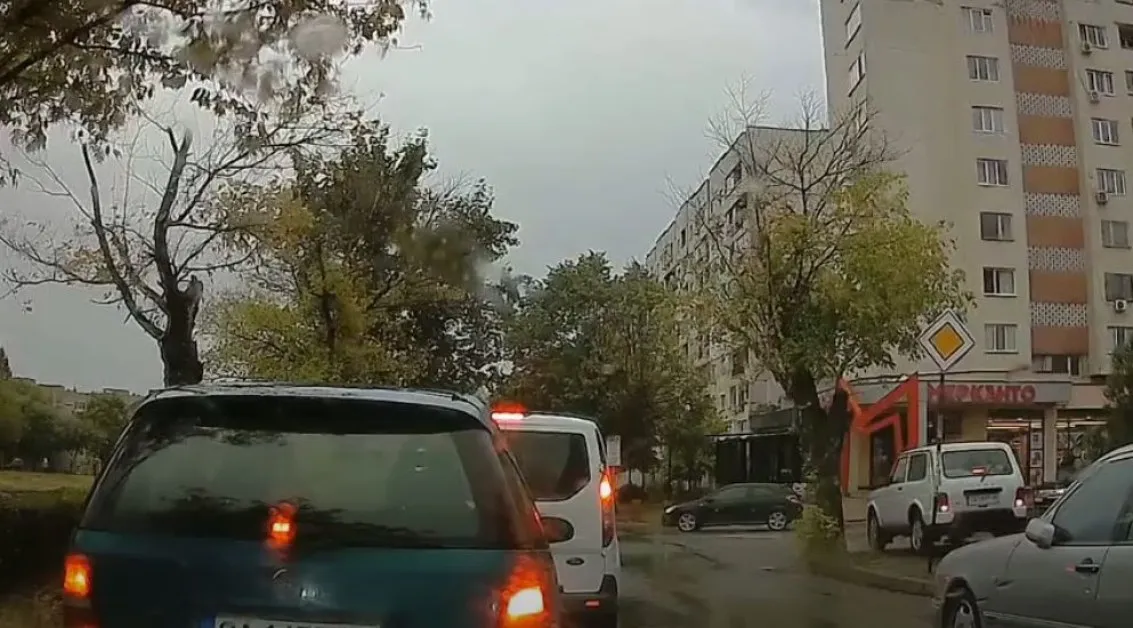 Задръстване ли? Водач с Лада погази правилата, пое по тротоара ВИДЕО