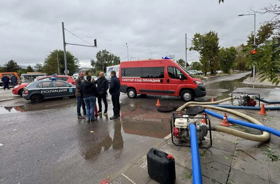 7 помпи източват водата от наводненото кръстовище в Пловдив СНИМКА