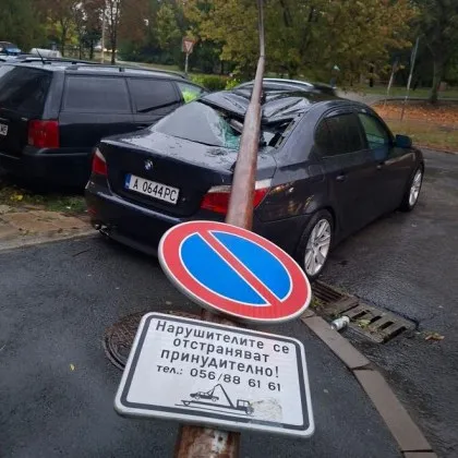 Огромен стълб помля кола в Бургас СНИМКА
