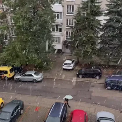 Първи сняг заваля и в София ВИДЕО