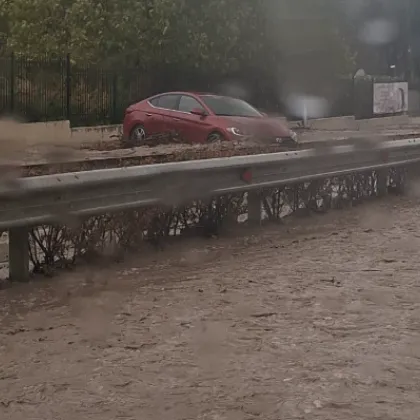 Водата отнесе багерист на "Елените"
