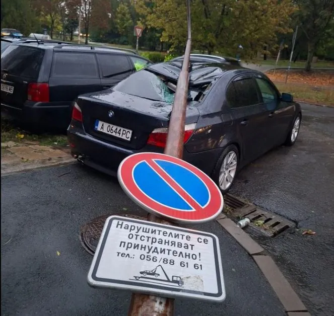 Огромен стълб помля кола в Бургас СНИМКА