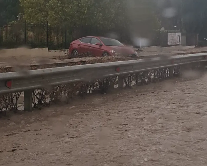 Водата отнесе багерист на "Елените"