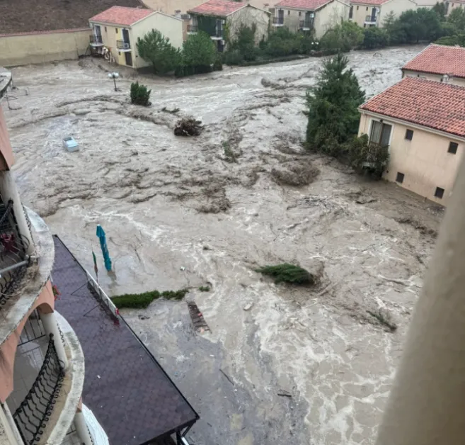 Военни, водолази и хеликоптер на помощ в Бургаско
