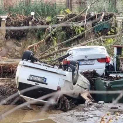 Автомобили в "Елените" са отнесени в морето, басейни, има дори и по тераси