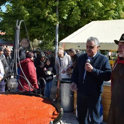 Село Калековец отбеляза празника на лютеницата с Ути Бъчваров СНИМКИ