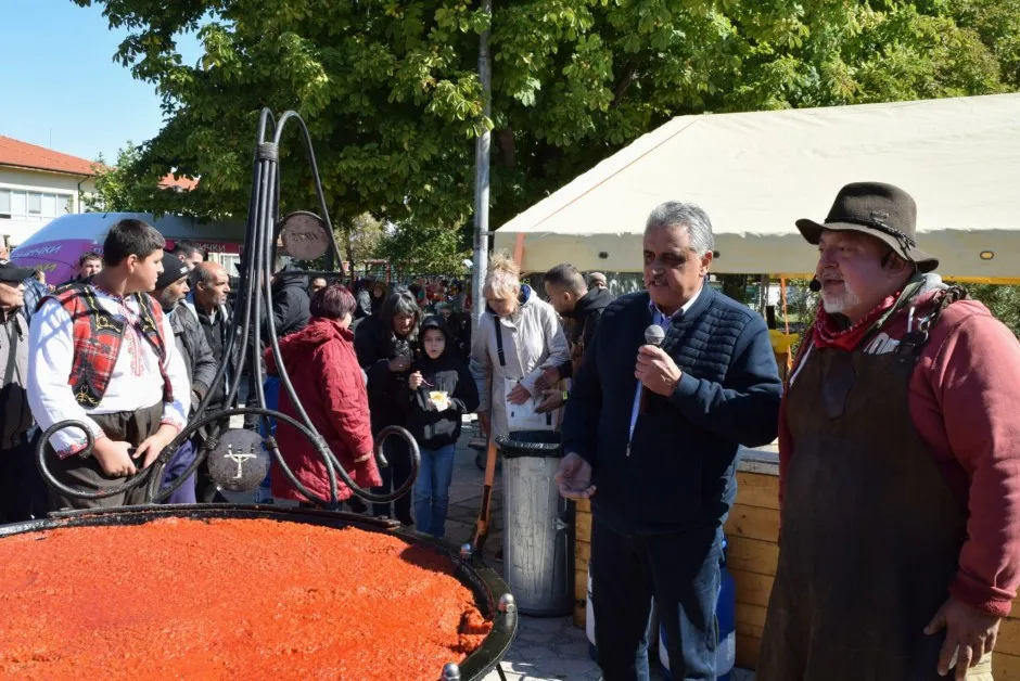 Село Калековец отбеляза празника на лютеницата с Ути Бъчваров СНИМКИ