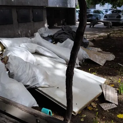 Пейките станаха сметище: строителен боклук превзе градинка в Пловдив