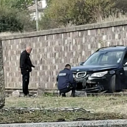 Пиян младеж с BMW се заби в стена и падна върху жп релсите в Хисаря