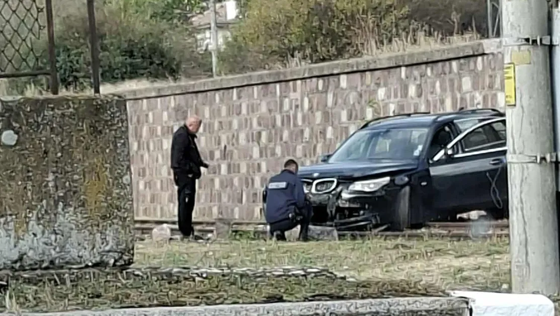 Пиян младеж с BMW се заби в стена и падна върху жп релсите в Хисаря