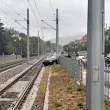 БМВ се озова на трамвайните релси в София, блокира движението СНИМИ