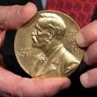 Връчиха Нобеловите награди за медицина. Ето на кого и защо