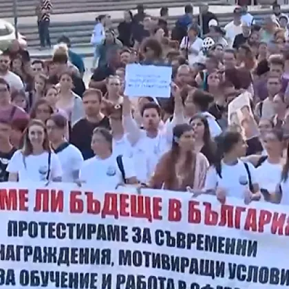 Младите медици отново излизат на протест