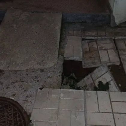 Жена пострада в опасна дупка пред вход на блок СНИМКИ