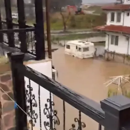Наводни се и курортът Лозенец