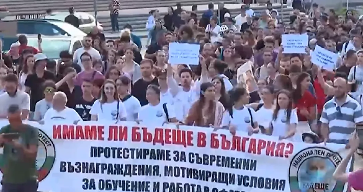 Младите медици отново излизат на протест