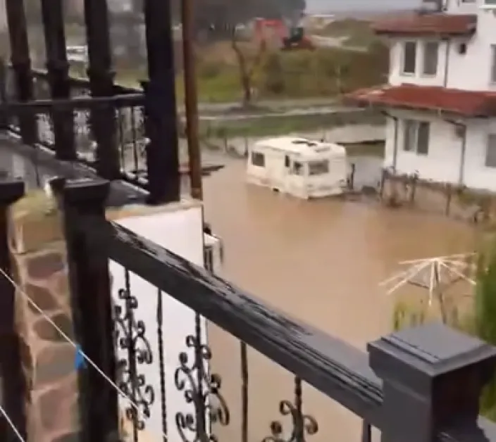 Наводни се и курортът Лозенец