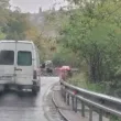 Скала блокира пътя Асеновград - Смолян СНИМКА