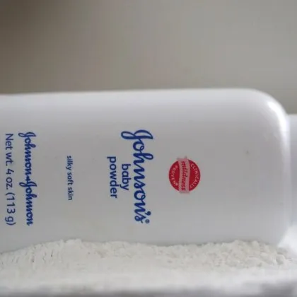 Глобиха Johnson & Johnson с близо милиард долара заради смъртоносна бебешка пудра