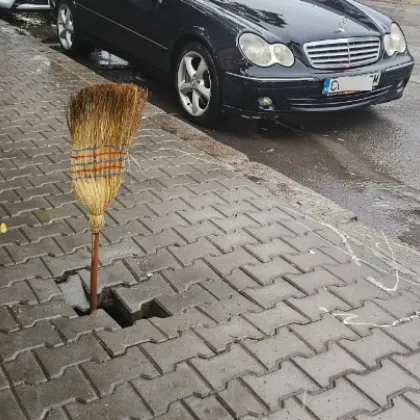 На тротоар: Баба Яга си запази паркомясто в столичен квартал? СНИМКИ