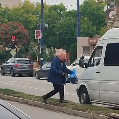 Пазарджиклия спря в лявата лента, пусна аварийки и... отиде за кюфтета ВИДЕО