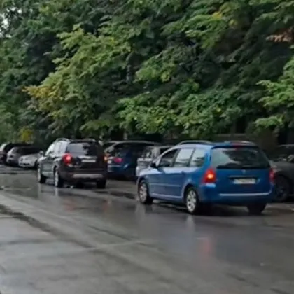 Родители с деца под дъжда, блокирани от коли на аварийки – хаос в Стара Загора ВИДЕО
