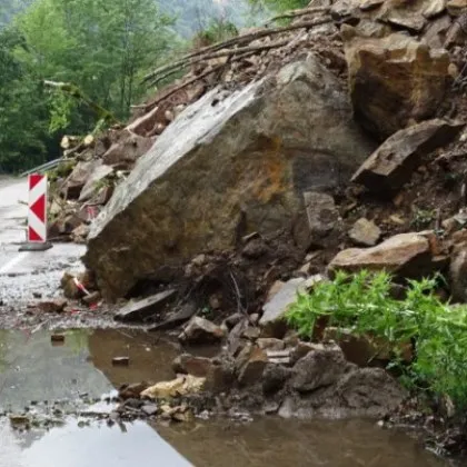 Свлачище край Асеновград подкопа пътя за село Косово